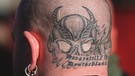 Neonazi mit Totenkopf-Tattoo | Bild: SZ Photo / Teutopress