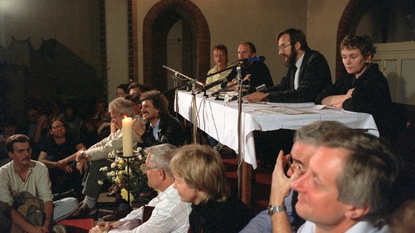 26. Oktober 1989: Diskussionsveranstaltung mit den Gründern der DDR-Oppositionsgruppe "Neues Forum" | Bild: picture-alliance/dpa