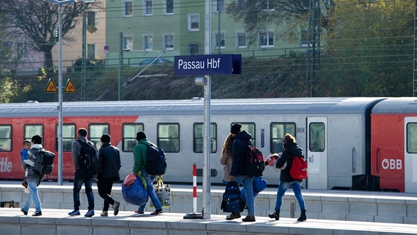 Flüchtlinge am Bahnhof Passau (Symbolbild) | Bild: picture-alliance/dpa/Angelika Warmuth