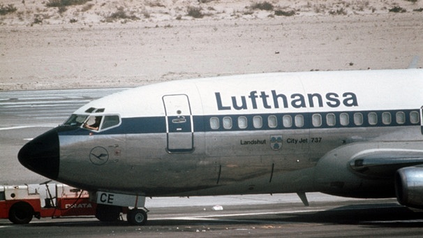 Die von vier Terroristen gekaperte Lufthansa-Boeing "Landshut" steht im Oktober 1977 auf dem Rollfeld des Flugplatzes in Dubai.  | Bild: picture-alliance/dpa