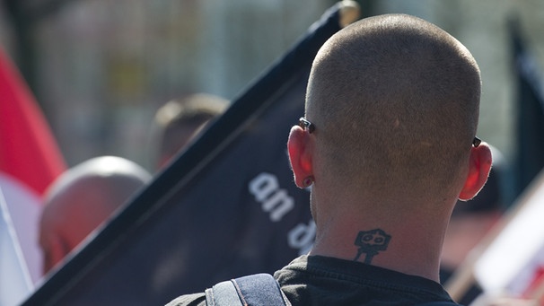 Teilnehmer eines Neonazi-Aufmarsches (Symbolbild, aufgenommen in Frankfurt an der Oder) | Bild: pa/dpa/Patrick Pleul