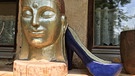 Ein Buddha neben einem Stöckelschuh | Bild: br/Susanne Ebner