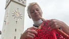 Stadtturm Straubing mit roter Schleife; Martina Pellkofer strickte an der roten Schleife mit | Bild: pa/dpa/Armin Weigel