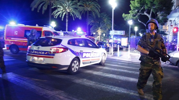 LKW rast in Nizza in Menschenmenge | Bild: Reuters (RNSP)