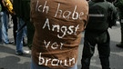 NPD-Demo in Jena: Mann mit braunem Hemd mit Aufschrift "Ich habe Angst vor braun" | Bild: picture-alliance/dpa