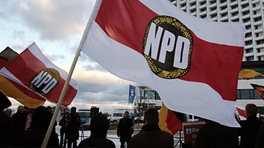 NPD-Mitglieder demonstrieren gegen ein Verbot ihrer Partei | Bild: picture-alliance/dpa