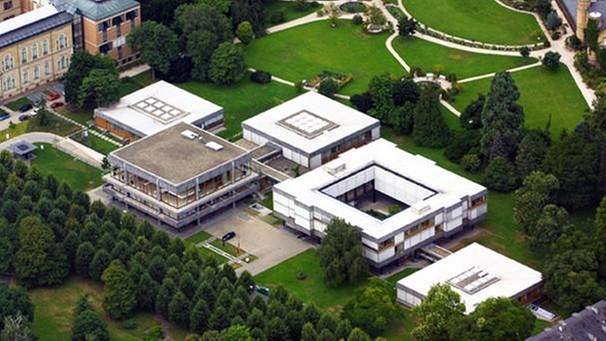 Luftbild des Gebäudes der Bundesverfassungsgerichtes (BVG) in Karlsruhe, aufgenommen am 13.8.2001. Das höchste deutsche Gericht feierte im Juli 2001 sein 50-jähriges Bestehen. | Bild: picture-alliance/dpa