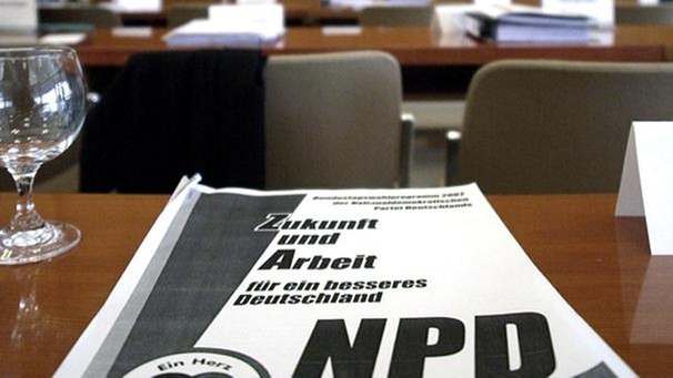 NPD Flyer liegt auf einem Tisch im Gerichtssaal | Bild: picture-alliance/dpa