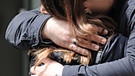 Semiya Simsek umarmt ihren Ehemann Fatih Demirtas in einer Verhandlungspause  | Bild: picture-alliance/dpa