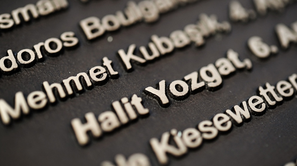 Namen der NSU-Opfer auf Gedenktafel am Halitplatz in Kassel | Bild: picture-alliance/dpa