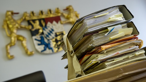 Ordner mit Akten liegen auf einem Tisch im Oberlandesgericht in München | Bild: picture-alliance/dpa