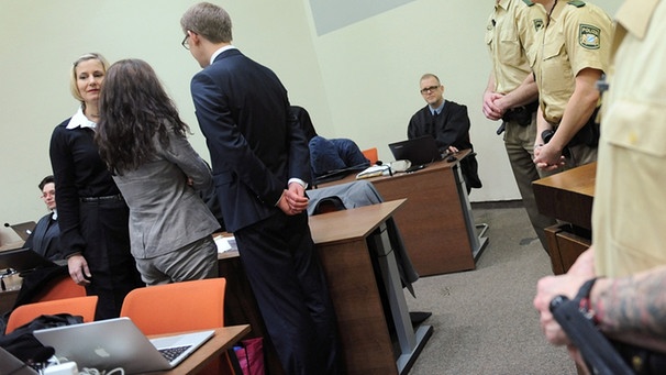 Justizbeamte, die Angeklagte Zschäpe und deren Verteidiger im Gerichtssaal des NSU-Prozesses (Archiv) | Bild: dpa-Bildfunk