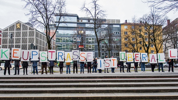 Demonstranten vor dem Oberlandesgericht in München | Bild: dpa-Bildfunk