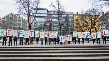 Demonstranten vor dem Oberlandesgericht in München | Bild: dpa-Bildfunk