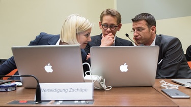 Die drei Pflichtverteidiger von Beate Zschäpe von links nach rechts: Anja Sturm, Wolfgang Heer und Wolfgang Stahl am 28.7. | Bild: picture-alliance/dpa