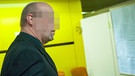 Der Zeuge Andreas T. geht im Oberlandesgericht zum Verhandlungssaal | Bild: picture-alliance/dpa