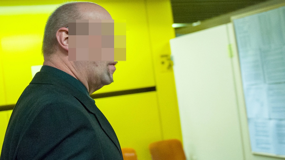 Der Zeuge Andreas T. geht im Oberlandesgericht zum Verhandlungssaal | Bild: picture-alliance/dpa