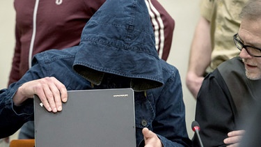 Der Angeklagte Carsten S. sitzt am 04.06.2013 im Gerichtssaal in München (Bayern) neben seinem Anwalt Jacob Hösl | Bild: picture-alliance/dpa