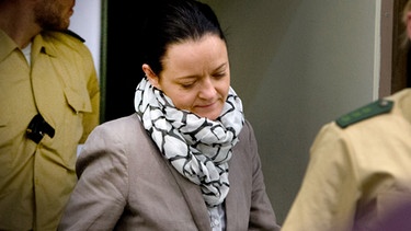 Die Angeklagte Beate Zschäpe betritt am 15.10.2013 den Gerichtssaal in München. Die Neonazi-Gruppe NSU soll zwischen 2000 und 2007 zehn Morde begangen haben.  | Bild: picture-alliance/dpa