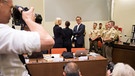 Beate Zschäpe mit zwei ihrer Anwälte | Bild: picture-alliance/dpa