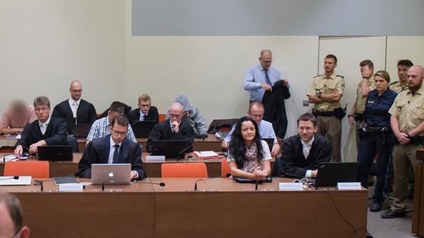 Die Angeklagte Beate Zschäpe (2.v.r) sitzt am 01.09.2017 im Gerichtssaal im Oberlandesgericht in München | Bild: picture-alliance/dpa