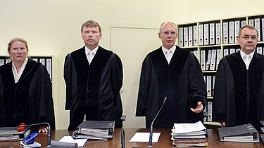 Richter Manfred Götzl (2.v.r.) im Gerichtssaal im Oberlandesgericht in München neben seinen Beisitzern Michaela Odersky (l), Peter Lang (2.v.l.) und Konstantin Kuchenbauer.  | Bild: picture-alliance/dpa