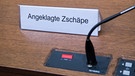 Ein Schild mit der Aufschrift "Angeklagte Zschäpe" steht im Gerichtssaal in München (Bayern) auf der Anklagebank.  | Bild: picture-alliance/dpa