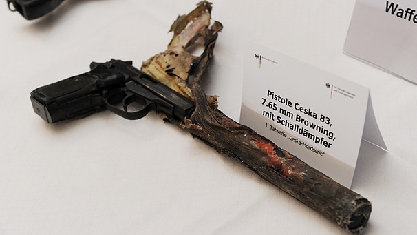 Eine Ceska-Pistole auf einem Tisch - daneben steht "Pistole Ceska 83, 7,65 mm Browning mit Schalldämpfer". Diese Waffe ist bei den Ermittlungen gegen den NSU gefunden wurden | Bild: picture-alliance/dpa