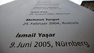 Eine neue Gedenktafel für die Opfer der NSU-Terrorzelle mit dem korrigierten Todestag von Ismail Yasar ist am 24.08.2013 in Nürnberg aufgestellt. | Bild: picture-alliance/dpa