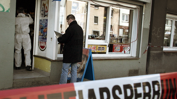 Mordfall Kubasik in Dortmund: Polizeibeamte untersuchen den Kiosk des Mordopfers auf Spuren  | Bild: picture-alliance/dpa