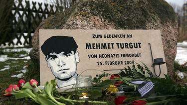 Gedenktafel für den ermordeten Mehmet Turgut in Rostock | Bild: picture-alliance/dpa