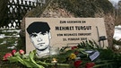 Gedenktafel für den ermordeten Mehmet Turgut in Rostock | Bild: picture-alliance/dpa