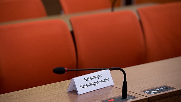 Schild mit der Aufschrift "Nebenkläger - Nebenklägervertreter" im Oberlandesgericht in München | Bild: picture-alliance/dpa