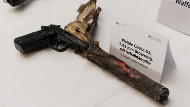 Die Bundesanwaltschaft zeigt am 01.12.2011 im der Bundesanwaltschaft in Karlsruhe eine Pistole Ceska 83, 7,65 Browning mit Schalldämpfer, die erste Tatwaffe der sogenannten «Ceska-Mordserie».  | Bild: picture-alliance/dpa/Franziska Kraufmann