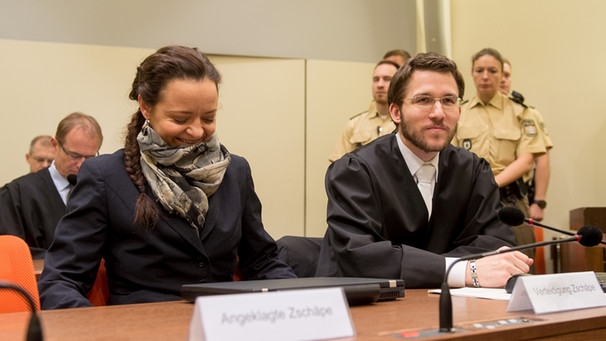 Die Angeklagte Beate Zschäpe und ihr Anwalt Mathias Grasel sitzen am 24.02.2016 im Gerichtssaal im Oberlandesgericht in München (Bayern).  | Bild: picture-alliance/dpa/Tobias Hase