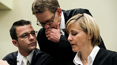 Die Anwälte der Angeklagten Beate Zschäpe, Wolfgang Stahl (links), Wolfgang Heer (mitte) und Anja Sturm (rechts) unterhalten sich im Gerichtssaal in München | Bild: picture-alliance/dpa