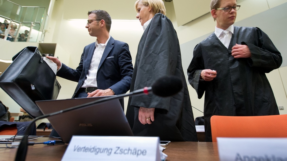 Die Anwälte der Angeklagten Beate Zschäpe, Wolfgang Stahl (l), Wolfgang Heer (r) und Anja Sturm stehen am 22.07.2014 im Gerichtssaal in München zusammen  | Bild: picture-alliance/dpa