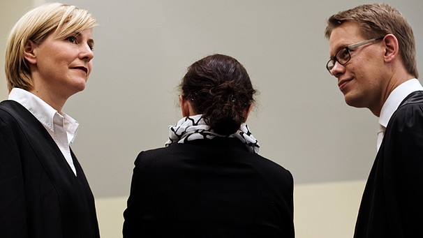 Die Angeklagte Beate Zschäpe steht am 22.07.2014 im Gerichtssaal in München zwischen ihren Anwälten Anja Sturm und Wolfgang Heer | Bild: picture-alliance/dpa