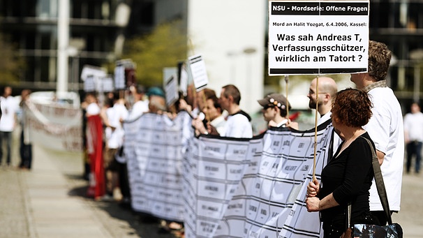 Demonstranten halten am 06.05.2013 vor dem Reichstagsgebäude in Berlin ein Banner mit den Namen mutmaßlicher Opfer rechter Gewalt. Mehrere Gruppen haben zu einem Gedenken an die Opfer der NSU-Mordserie, als auch für alle anderen Opfer rechter Gewalt aufgerufen | Bild: picture-alliance/dpa