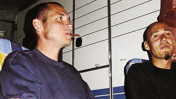 Uwe Böhnhardt mit Zigarillo im Mund (links), daneben Uwe Mundlos mit Ziegenbarth, beide tragen Sweatshirts (Foto von 2007) | Bild: picture-alliance/dpa