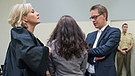 Die Angeklagte Beate Zschäpe (M) steht am 11.11.2014 im Gerichtssaal in München zwischen ihren Anwälten Anja Sturm  und Wolfgang Heer | Bild: picture-alliance/dpa