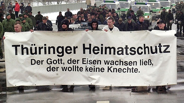 Etwa 60 Mitglieder der rechtsextremen NPD-Jugendorganisation Junge Nationaldemokraten demonstrierten im Jahr 2001 mit dem Transparent "Thüringer Heimatschutz - der Gott, der Eisen wachsen ließ, der wollte keine Knechte"   | Bild: picture-alliance/dpa
