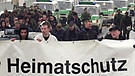 Etwa 60 Mitglieder der rechtsextremen NPD-Jugendorganisation Junge Nationaldemokraten demonstrierten im Jahr 2001 mit dem Transparent "Thüringer Heimatschutz - der Gott, der Eisen wachsen ließ, der wollte keine Knechte"   | Bild: picture-alliance/dpa