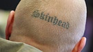 Der Hinterkopf eines blonden Mannes mit sehr kurz geschorenen Haaren, auf der durchscheinenden Kopfhaut steht Skinhead: aufgenommen im Jahr 2008 in Dresden | Bild: picture-alliance/dpa