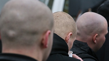 Teilnehmer eines Neonazi-Aufmarsches in Brandenburg | Bild: picture-alliance/dpa