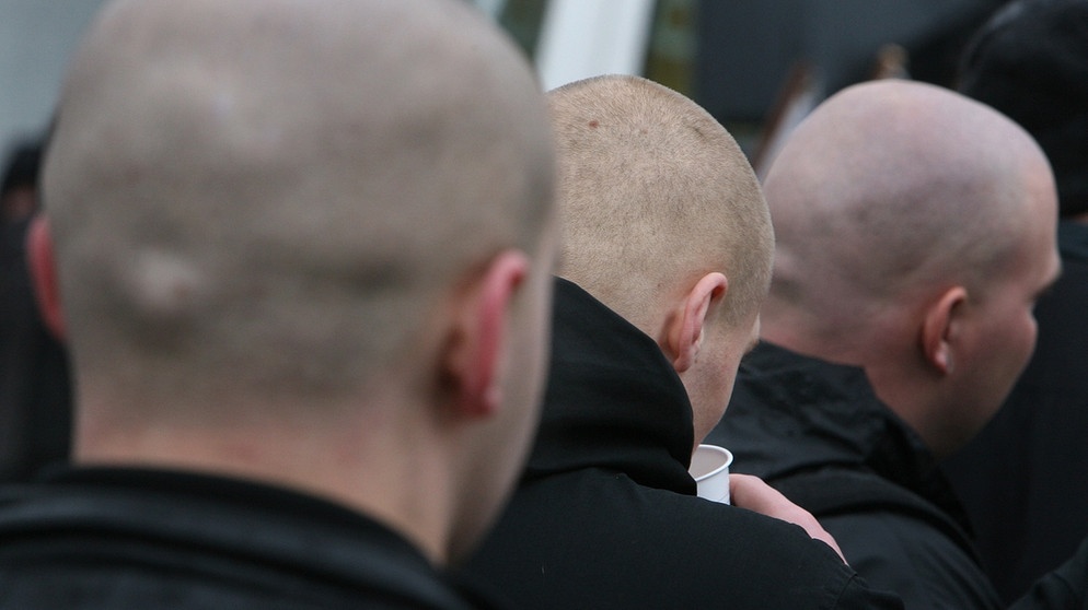 Teilnehmer eines Neonazi-Aufmarsches in Brandenburg | Bild: picture-alliance/dpa