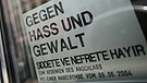 Ein Schild, das an den Nagelbomben-Anschlag vom 09.06.2004 erinnert, hängt am 2.6.2014 in der Keupstraße in Köln (Nordrhein-Westfalen) | Bild: picture-alliance/dpa