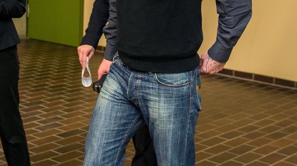 Der Zeuge Sandro D., eines der vielen Opfer des Nagelbombenanschlags, am 20.1.2015 im Oberlandesgericht in München vor dem Verhandlungssaal. | Bild: picture-alliance/dpa