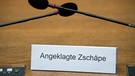 Ein Schild mit der Aufschrift «Angeklagte Zschäpe» steht am 01.09.2017 auf der Anklagebank im Gerichtssaal im Oberlandesgericht in München (Bayern). | Bild: picture-alliance/dpa