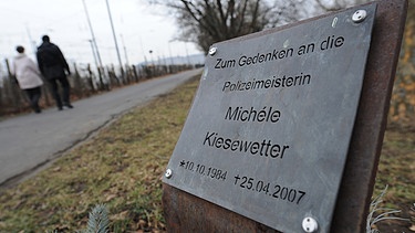 Eine Gedenktafel erinnert in Heilbronn (Baden-Württemberg) an die 2007 von Neonazis ermordete Polizistin Kiesewetter  | Bild: picture-alliance/dpa